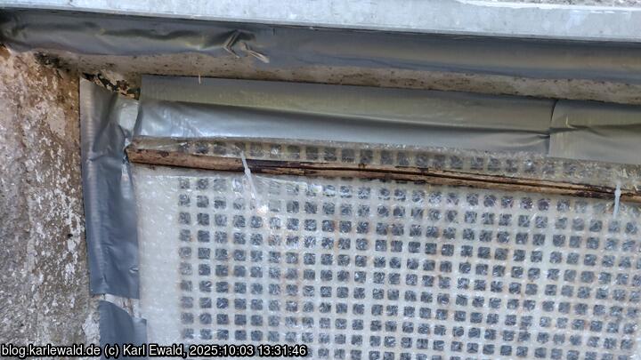 Blick unter die Kante des Lichtschachts
