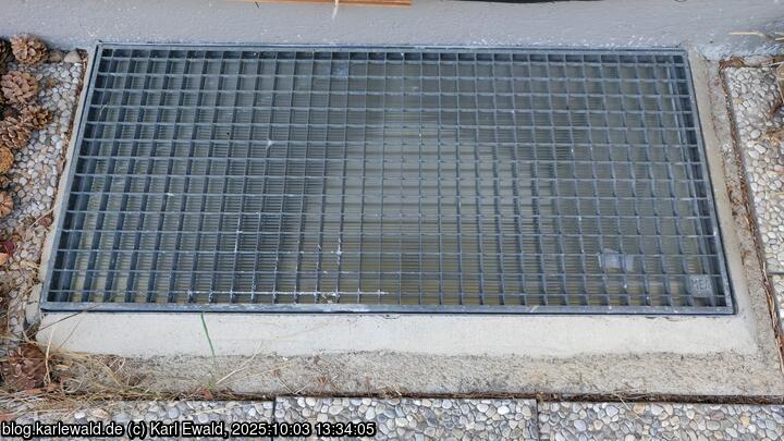 Das Gitter liegt wieder auf dem Lichtschacht.
