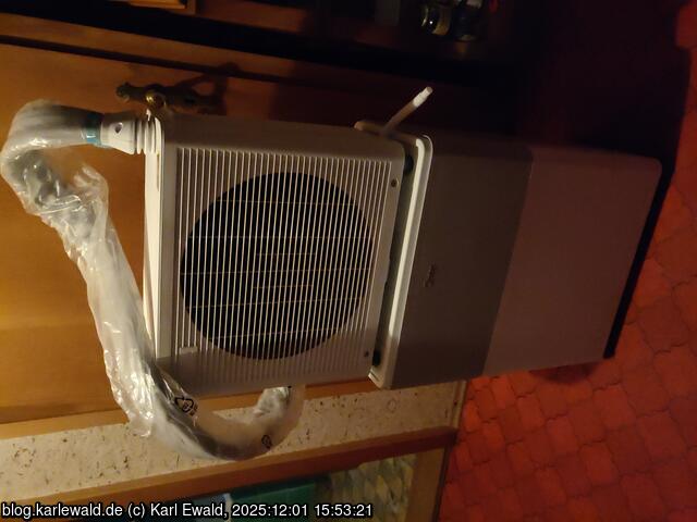 der Turm aus Außeneinheit auf Inneneinheit zum Transport
